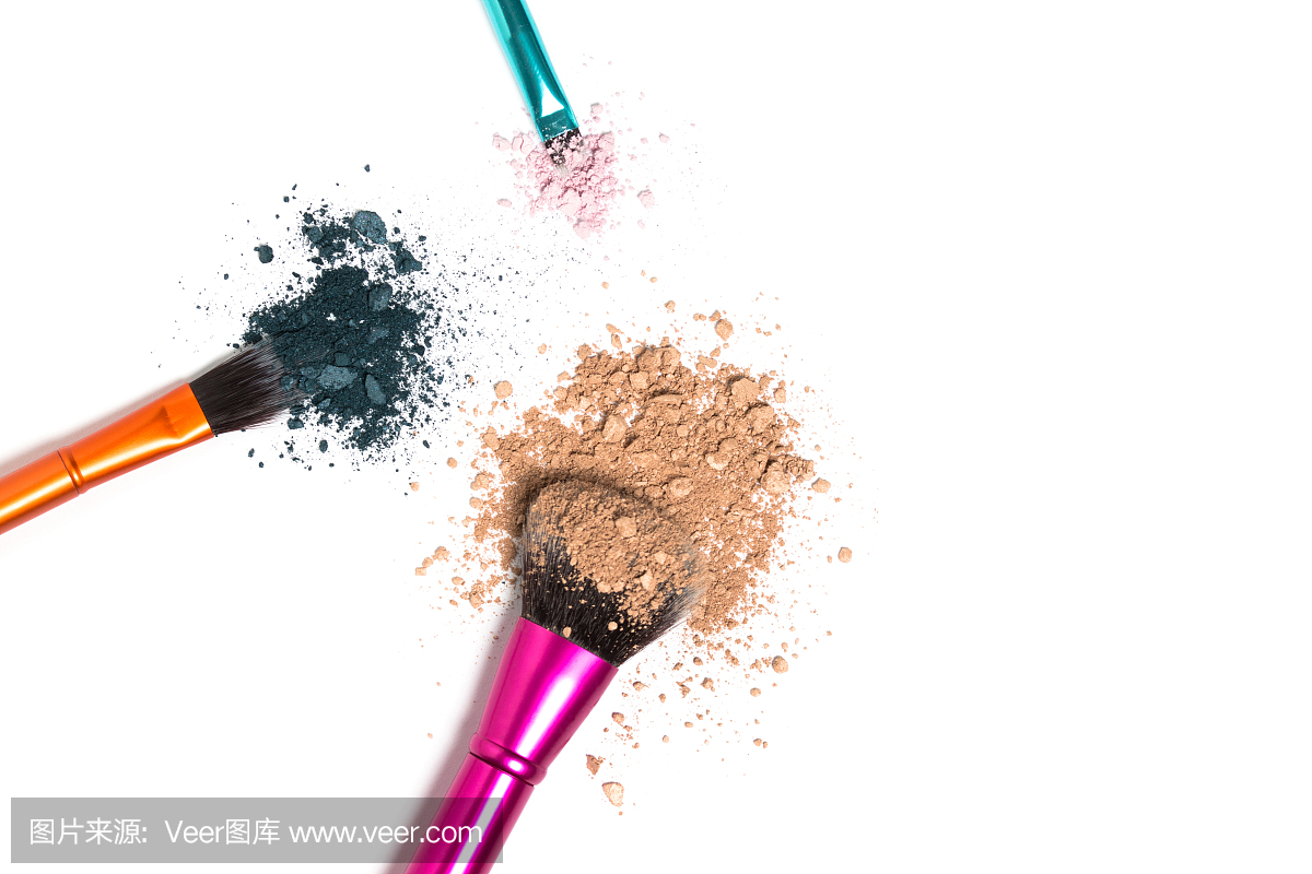 用三個筆刷在白色獨立的背景和復(fù)制空間上畫眼影。剪下